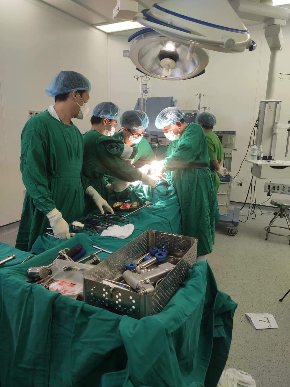 A group of surgeons in a operating room
Description automatically generated with low confidence